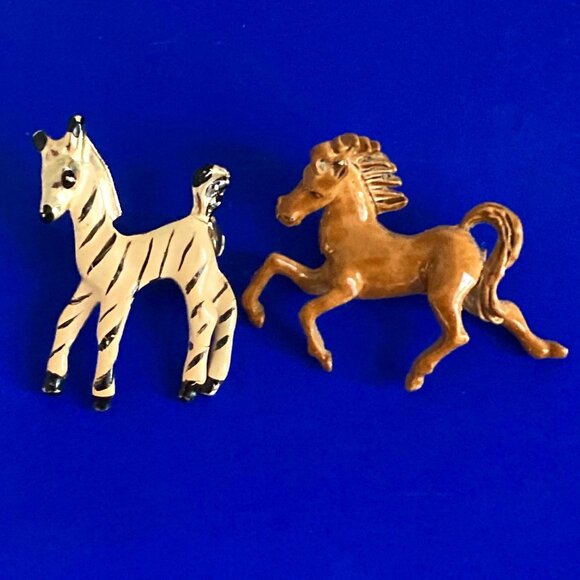 Trotting twosome of vintage enamel brooches - Picture 1 of 5
